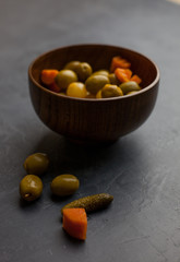 Surtido de olivas aliñadas y otros encurtidos en un cuenco