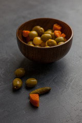 Aperitivo de patatas fritas y olivas