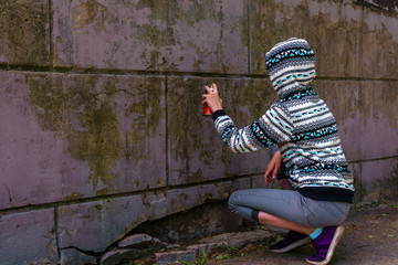 Obraz premium teen girl going to paint graffiti