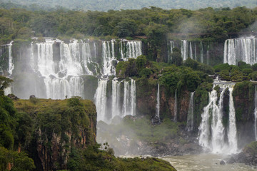 Cataratas de foz do igua&ccedil;u na divisa do Brasil com a Argentina, metade em cada pais