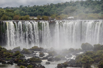 Fototapeta premium Cataratas de foz do iguaçu na divisa do Brasil com a Argentina, metade em cada pais