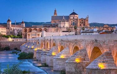 Poster Roman Bridge en Guadalquivir-rivier, Grote Moskee, Cordoba, Spanje © Horváth Botond