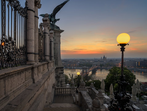 Auf dem Burgpalast mit Blick auf Kettenbr&uuml;cke zur blauen Stunde