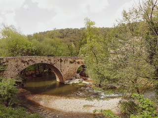 Fototapeta na wymiar Provence-Alpes-Côte d'Azur. Le village d'Entrecasteaux dans le Var en Provence verte. Le Pont Saint-Pierre sur la Bresque