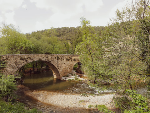 Provence-Alpes-C&ocirc;te d'Azur. Le village d'Entrecasteaux dans le Var en Provence verte. Le Pont Saint-Pierre sur la Bresque