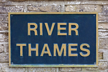 Obraz premium Weathered River Thames Sign Fixed To A Stone Bridge