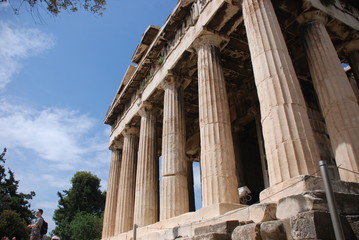 Naklejka premium Ateny, Grecja / maj 2019: Świątynia Hefajstosa na stanowisku archeologicznym starożytnej agory w Atenach.