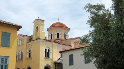 Fototapeta premium Athen: Häuser in der Plaka, Kirche an der römischen Agora