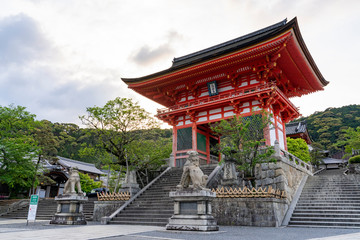 [京都]清水寺仁王門の風景