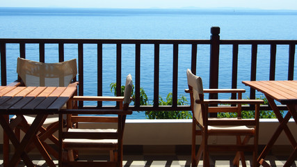 Leere Hotelterrasse mit Ausblick auf das Mittelmeer