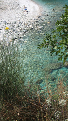 Mittelmeerküste in Griechenland, Steiniger Strand von oben