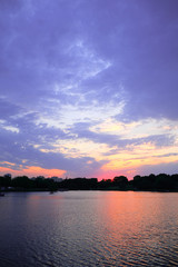Fototapeta na wymiar beautiful sunset on the lake in the city