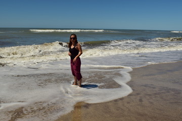 Una chica disfruta de una playa