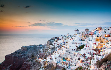 Obraz premium impressive evening view of Santorini island. Picturesque spring sunset on the famous Greek resort Oia, Greece, Europe. Traveling concept background.