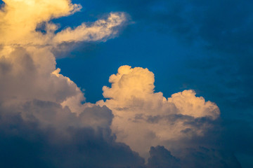 The wallpaper of the sky is closely aligned, with the movement of the clouds and many colors...