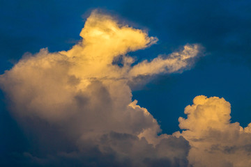 The wallpaper of the sky is closely aligned, with the movement of the clouds and many colors according to the time period (blue, orange, yellow) and various colors during the rainy season. 