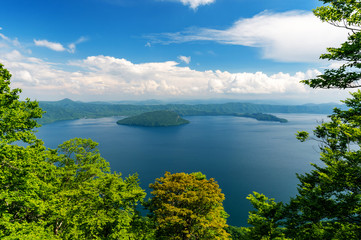 【青森十和田湖】早春の十和田湖は新緑が眩しい季節