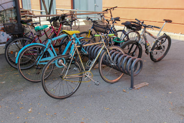 Multi level bicycle storage system in