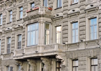 Fototapeta na wymiar facade of an old building in Saint-Petersburg
