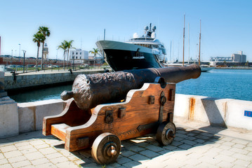 Fototapeta na wymiar cañon en el puerto de Tarragona