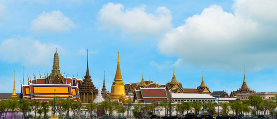Naklejka premium Wat pra kaew, Grand Palace Temple of the Emerald Buddha pełna oficjalna nazwa Wat Phra Si Rattana Satsadaram to cel podróży w Bangkoku w Tajlandii na pięknym tle nieba z wycinaną łatą
