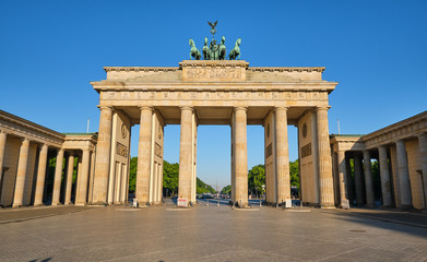 Obraz premium The famous Brandenburg Gate in Berlin in front of a clear blue sky