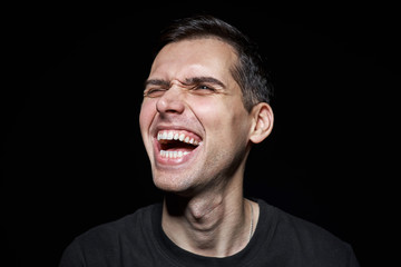 Obraz premium portret mężczyzny na białym tle na czarnym tle