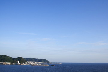 Fototapeta na wymiar 三浦半島と葉山マリーナ　海と山と青空