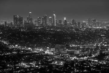Cityscape view of the downtown skyline at night, from Griffith Observatory, in Los Angeles, California - obrazy, fototapety, plakaty