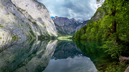Fototapeta na wymiar Spiegelung der Landschaft im Obersee beim Königssee