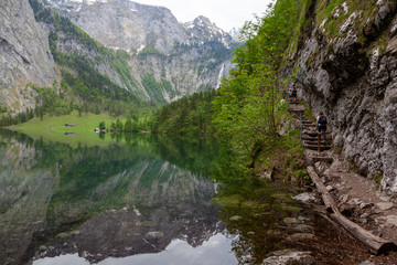 Obersee beim Königssee mit Spiegelung im See und Wanderweg auf der rechten Seite