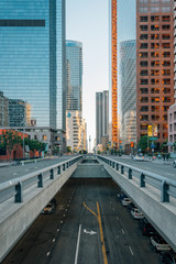 Fototapeta premium Pejzaż widok na przejście podziemne na Grand Avenue i nowoczesne budynki w centrum Los Angeles w Kalifornii