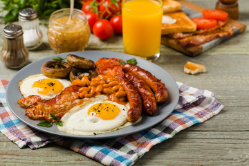 Full English breakfast, with sausage, mushrooms, beans and a fried egg.