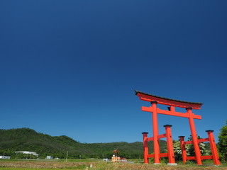 赤い鳥居と青空