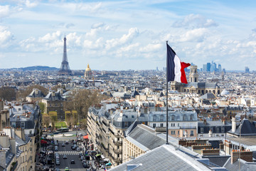 Tour Eiffel, drapeau français, monuments et toits de Paris