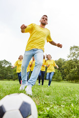 Naklejka premium Mann beim Fußballtraining übt Torschuss