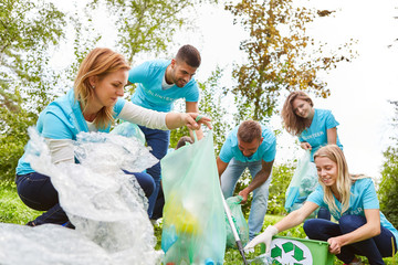 Gruppe Umweltschützer sammelt Abfall