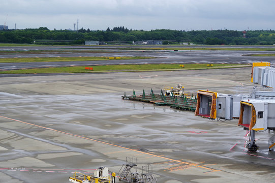 雨上がりの成田空港の滑走路