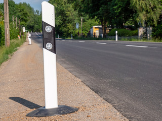Leitpfosten an einer Landstraße