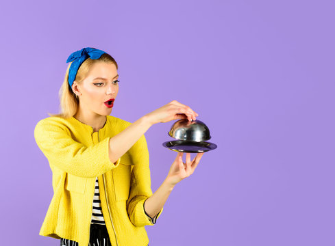 Pinup Girl With Metallic Dish. Presentation&restaurant Serving. Surprised Woman With Food Tray In Restaurant. Pinup Girl With Restaraunt Cloche. Retro Woman Holds Empty Metal Tray With Lid. Copy Space