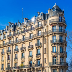Fototapeta na wymiar Paris, beautiful building, typical parisian facade boulevard Pereire 