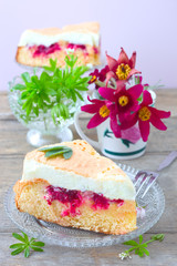 Baiserkuchen mit Beeren	