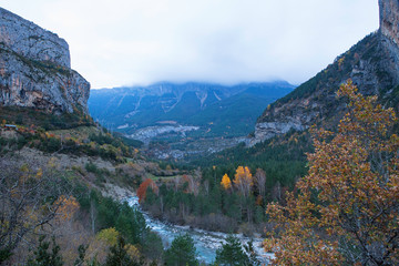 Fototapeta na wymiar National park of Ordesa and Monte lost in autumn