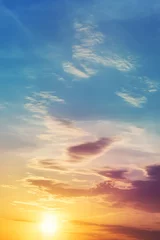 Schilderijen op glas Dramatische kleurrijke zonsondergang of zonsopgang hemellandschap. Natuurlijke mooie dageraad achtergrondbehang. Twilight tijd cloudscape © Kirill Gorlov
