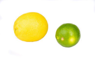 Swieze i soczyste owoce cytrusowe,  cytryna i limonka. Owoce cytrusowe. Owoce na bialym tle.