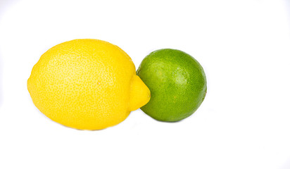 Swieze i soczyste owoce cytrusowe,  cytryna i limonka. Owoce cytrusowe. Owoce na bialym tle.