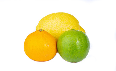 Swieze i soczyste owoce cytrusowe,  cytryna, manadarynka, limonka. Owoce cytrusowe. Owoc na bialym tle.