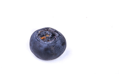 Swieze jagody na bialym tle. Fioletowe owoce. Jagody lesne.  Uprawa jagod. © ff25