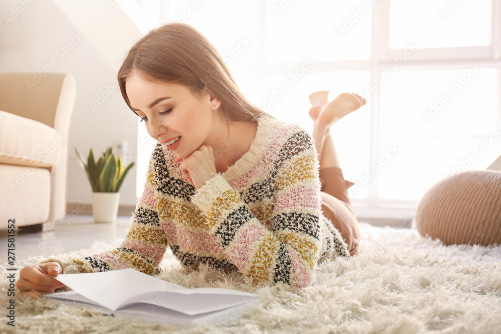 Poster Beautiful young woman reading book at home