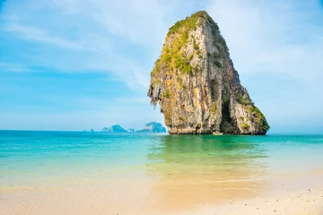 Crédence de cuisine en verre imprimé Railay Beach, Krabi, Thaïlande Paysage thaïlandais avec mer tropicale près de la plage de sable et de l& 39 île rocheuse au premier plan et à l& 39 horizon